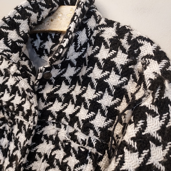 POL BLACK and Ivory Houndstooth Frayed Hem Shacket Jacket Size Medium Lexington - Picture 3 of 10